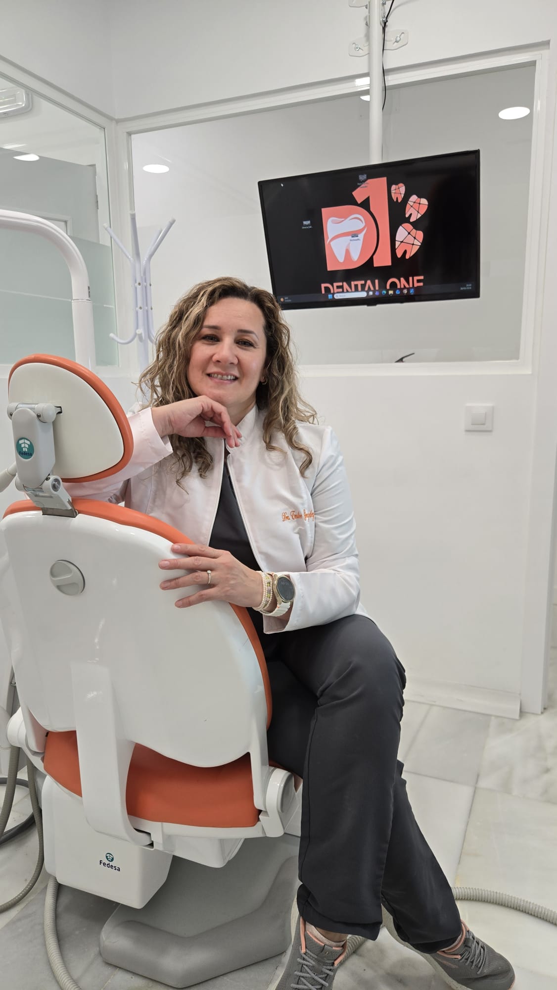 La Dra. Emilce González, directora médica de Clínica Dental One, en el gabinete de la clínica